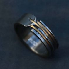 a close up of a ring with three forks sticking out of it's center