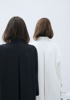 Hair Tuck, Black And White Outfit, Mode Editorials, Minimal Chic, Ootd Style, 가을 패션, White Wall, Mode Inspiration