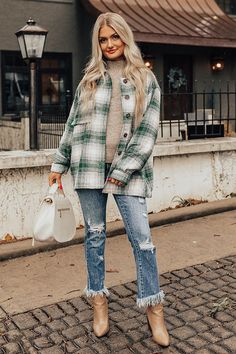 Flannel Jacket Outfit, Green Plaid Outfit, Plaid Jacket Outfit, Green Plaid Coat, Shacket Outfit, Jean Jacket Outfits, Green Flannel, Plaid Outfits, Loose Sleeves