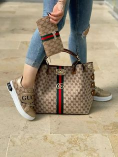 Gucci Bag Outfit, Fashion Slippers, Bags Designer Fashion, Los Angeles Lakers, Louis Vuitton Bag Neverfull, New Set, Louis Vuitton Speedy Bag