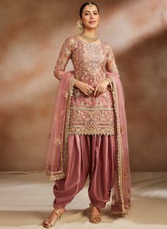 Fancy Salwar Suits, Patiala Designs Punjabi Suits, Bridal Patiala Suit, Punjabi Salwar Suits For Bride, Fall Punjabi Wedding, Indian Suits Design For Women, Light Pink Punjabi Suit, Dusty Rose Suit For Women, Punjabi Roka Ceremony Outfits