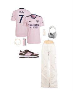 Outfits For Football Games, Jersey Outfit Football, Pink Football Shirt, Saka Arsenal, Wag Outfits, Arsenal Shirt, Bukayo Saka, Long Skirt Fashion