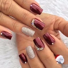 Separamos mais de 30 inspirações de unhas para o natal em 2020. Modelos tradicionais, inovadores e de diferentes modelos de lixamento. Maroon Nail Designs, Burgundy Nail Designs, Bridal Nails Designs, Maroon Nails, Bridal Nail Art, Classy Nail Designs, Valentine Nails, Gold Nail, Burgundy Nails