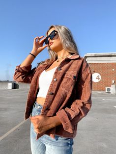 Be on trend with this oversized, collared, corduroy jacket in a creamy, chocolate brown. Featuring two front pockets, buttons all the way up & button, slit sleeves (easy for rolling). Thick material, sure to keep you warm all winter! Materials: 100% Cotton Sizing: SM: 43" waist (buttoned), 20.5" sleeves, 21.75" top hem to bottom hem MED: 46" waist (buttoned), 20.75" sleeves, 22" top hem to bottom hem LG: 47" waist (buttoned), 21.5" sleeves, 23" top hem to bottom hem *Recommendation: size dow Cordoury Jacket Outfit, Shaket Jacket Outfit, Chic Feminine Style, Corduroy Coat, Creamy Chocolate, Layering Outfits, Brown Corduroy, Jacket Outfit, Fall Fits