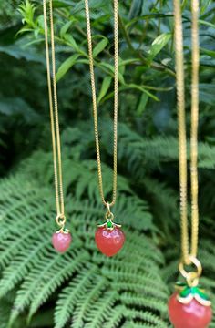 Crystal Strawberry necklace gold filled Sterling Silver chain , made with hand carved agate. 🎁 PACKAGED IN PINK VELVET BOX, WITH PINK & RED STRAWBERRY TISSUE PAPER INSIDE OF A GOLD SACHET 🎁 ⛓️Chain length is measured from end to end.  🍓Matching Earrings  https://www.etsy.com/listing/1480791127/crystal-strawberry-earrings-14k-gold 🍓Introducing the Agate Crystal Strawberry necklace - a stunning and unique piece that is sure to turn heads. This necklace features a beautiful agate strawberry pen Cottagecore Necklace, Cottagecore Gifts, Strawberry Necklace, Wire Craft, Fruit Necklace, Moldavite Jewelry, Fruit Jewelry, Pink Agate, Valentines Necklace