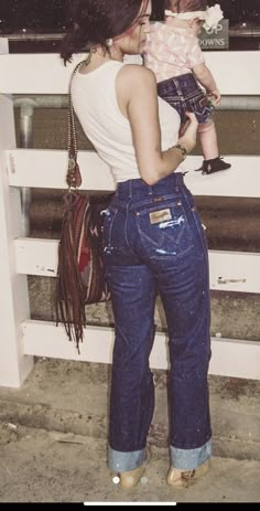 Vintage Wranglers Outfit, Styling Wrangler Jeans, Retro Wrangler Jeans Outfit, Mom Country Outfits, Cute Wrangler Outfits, Wrangler Mom Jeans, Wrangler Jeans Outfits Woman, Women’s Wrangler Jeans Outfit, Wrangler Jean Outfits