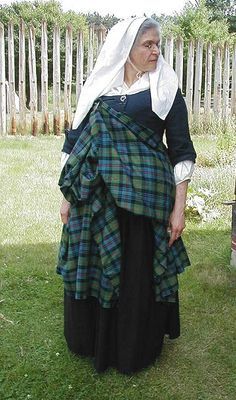 celtic lady Celtic Village, Traditional Scottish Clothing, Hiberno Norse, Medieval Attire, Celtic Costume, Peasant Costume, Great Kilt, Scottish Dress, Celtic Clothing