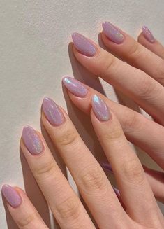 ¿Quién en su sano juicio no quiere lucir como una sirena? Ahora con la tendencia de uñas mermaidcore, ¡ya es posible! y aquí te compartimos algunos de los diseños más cool a intentar. Lilac Nails Design, Mauve Nails, Unghie Sfumate, Pink Chrome Nails, Lilac Nails, Purple Nail Designs, Nagel Tips, Nails Polish, Cat Eye Nails