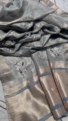 *FABRIC OF SAREE*- 100% pure  Zari Tissue silk         *Fabric of blouse* -   Tissue Silk             *WORK* - Zardozi  , anchor , & sequins & gotapatti &   . Zardozi Saree, Sari Blouse Styles, Tissue Silk Saree, Dress Pant Suit, Wedding Sari, Silk Gifts, Indian Saree Blouse, Indian Saree, Pant Suit