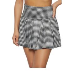 Black And White Houndstooth Pleated Mini Skirt Casual Gingham Fitted Skort, Casual Fitted Gingham Skort, Casual Black Houndstooth Mini Skirt, Chic Black Houndstooth Mini Skirt, Black Houndstooth Skirt For Spring, Spring Black Houndstooth Skirt, Chic Black Mini Skirt With Houndstooth Pattern, Trendy Black Houndstooth Skirt, Casual Houndstooth Skirt For Summer