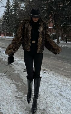 Mountain Fashion, Ski Trip Outfit, Apres Ski Outfits, Fur Outfit, Fur Coat Outfit, Kelsey Merritt, Colorado Outfits, Ski Style