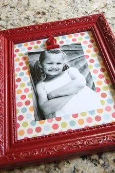 Spray paint a cheap frame, scrapbook paper in frame, hot glue a metal clip, change out photos as often as you want! Frame Scrapbook, Frames Diy, Creative Creations, Pictures Wall, Diy Upcycling, Crafty Mama, Foto Tips, Funky Junk