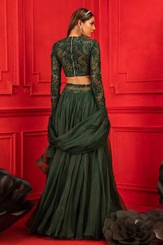 Shop for Mahima Mahajan Green Organza Lehenga Set for Women Online at Aza Fashions Round Neckline Blouse, Blouse Organza, Mahima Mahajan, Dark Green Blouse, Organza Lehenga, Net Blouses, Green Lehenga, Embroidered Belt, Embroidered Lehenga