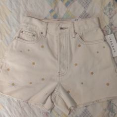 Nwt White Ultra High Rise Cut Off Jean Shorts With Embroidered Flowers. Size 22 White Jeans Shorts, Flower Jeans, Pacsun Shorts, Beige Jeans, Cut Off Jean Shorts, White Jean Shorts, Festival Shorts, Vintage Short, Blue Jean Shorts