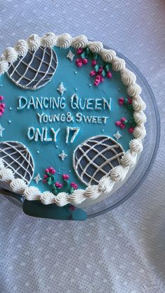 dancing queen cake bolo, bolo de dezessete anos, aniversario, 17 birthday, seventeen cake ideias, blue cake, birthday cake, bolo de aniversario azul Dancing Queen 17 Cakes, Bday Cakes Aesthetic Blue, Seventeen Bday Ideas, 17 Cake Aesthetic, Blue Cakes Birthday, Dancing Queen Only 17 Birthday, Seventeen Bday Cake, Cakes For 17th Birthday