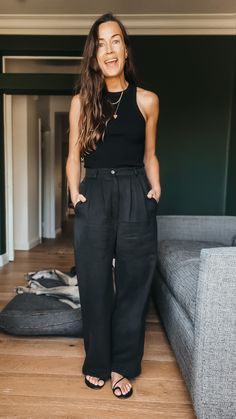 Mason Pant, Black Trousers Outfit, Black Summer Outfits, Black Linen Trousers, Black Pants Outfit, Linen Pants Outfit, Black Linen Pants, Look Office, Black Pants Casual