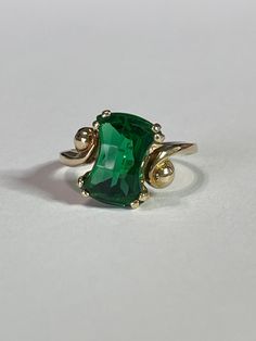 Beautiful circa 1930s 10k yellow gold and simulated emerald ring! This stylish statement ring features an fancy faceted cut green glass stone that is set in a eight prong setting. Fantastic piece of 1930s jewelry! ERA - Circa 1930s / Art Deco METAL / MATERIAL - 10k yellow gold, fancy cut simulated emerald (green glass). MARKINGS / HISTORY - 10k B & F CONDITION - Good vintage condition. Yellow gold metal has been polished & cleaned. Age appropriate patina & wear remains. Green glass stone is secu 1930s Jewelry, Emerald Ring Design, Ombre Rings, Art Deco Emerald Ring, Smaragd Ring, Emerald Ring Vintage, Green Tourmaline Ring, Peridot Jewelry, 1930s Art