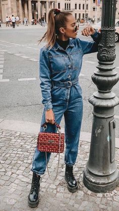 Denim Jumpsuit Winter, Denim Jumpsuit Outfit Fall, Denim Jumpsuit Outfit Winter, Denim Jumpsuit Outfit Casual, Denim Jumpsuit Street Style, Denim Dress Outfit Winter, Denim Skirt Outfit Aesthetic, Style Denim Jumpsuit, Denim Dress Outfit Summer