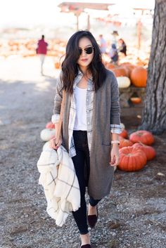 white tee, plaid shirt, gray duster cardigan, black flats, black jeans, check scarf Outfit With Long Cardigan, Fall Outfits With Hats, Women Long Cardigan, Cardigan Outfit, Fall Outfit Ideas, Gray Cardigan, Duster Cardigan, Outfit Fall