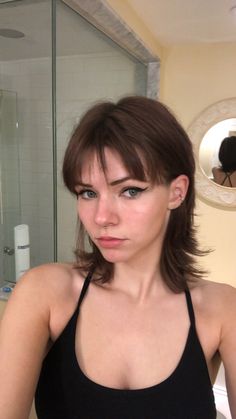 Short Hair Straight With Bangs, Short Straight Hair Aesthetic, Short Hair Inspo Straight, Wolfcut Bangs Short, Textured Bangs Short Hair, Short Grunge Haircuts For Straight Hair, Mid Length Mullet Women, Wolfcut Hair With Bangs, Mullet Shoulder Length