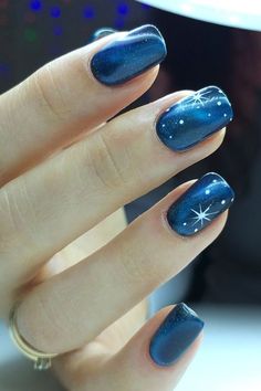 Simple Short Winter Nail Designs, Xmas Short Nails Designs, Short Dip Nails Christmas, Blue Snowflake Nails Short, Cute Spring Gel Nails, Blue Christmas Nails Short, Short Gel Nail Designs Winter, New Year Nails Design 2024 Short, Winter Short Nail Designs