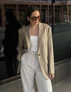 Elsa Fashion, Minimalism Clothes, 2020 Outfits, Cream Trousers, Uni Outfits, Beige Blazer, Blazer Outfit