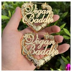 Estos aretes de corazón de bambú de oro de 18 quilates personalizados son el regalo perfecto para ella, el Día de San Valentín, un regalo de cumpleaños, un regalo para su hija o un regalo de Navidad.




CÓMO HACER UN PEDIDO

Aplique el nombre o texto que desee para los aretes dentro de 10 caracteres como máximo. Elija la fuente para su texto y estilo entre nuestras imágenes fotográficas. 


Tamaños de aretes: 30 mm, 50 mm y 70 mm


Disponible en oro, plata y oro rosa




Permítanos 3 - 5 semana Double Name, Earrings Double, Name Earrings, Bamboo Earrings, Earring For Women, Girl Friend, Big Earrings, Stunning Earrings, Elegant Accessories