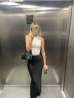 Silk Skirt Outfit, Black Skirt Outfits, Chique Outfit, Elegante Casual, Looks Street Style, Skirt Outfit, Looks Chic, 가을 패션, Looks Style