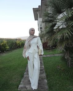 Bali Outfit Ideas Hijab, Hijabi Baddie, Hijabi Inspiration, Calm Woman, Outfit Ideas Hijab, Beauty Outfits, Modest Outfits Muslim, Outfits Muslim, Casual Pieces