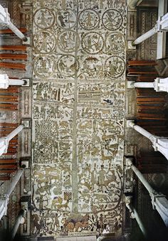 an intricately decorated wall in the middle of a building