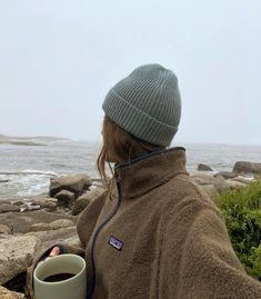 Fall Beach Clothes, Outdoor Clothing Aesthetic, Outfits For Camping Winter, Autumn Outfits Aesthetic Cozy, Cold Beach Night Outfit, Autumn Outfits Outdoors, Hiking Outfit Autumn Women, Camping Women Outfits, Casual Hike Outfit