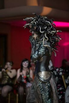 Araña Muerta's amazing Halloween and creepy decor blog. Head Dress, Medusa Hair Diy, Medusa’s Halloween Costume, Diy Medusa Headpiece Tutorial, Diy Medusa Headpiece, Medusa Wig Diy, Medusa Halloween Costume, Medusa Costume, Halloweenský Makeup