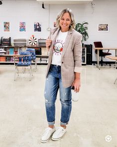 White Sneakers Blazer Outfit, Boyfriend Jeans Midsize, White Sneakers Outfit Midsize, Oversized Blazer Outfit Midsize, Blazer Outfits Midsize, Mid Size Blazer Outfit, Boyfriend Jeans Outfit Fall Casual, Midsize Blazer Outfit, T Shirt And Blazer Outfit