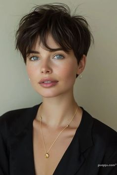 Crew Cut Women, Short French Haircut, Very Short Hair With Bangs, Lus Hair, Pixie Cut Round Face, Modern Pixie, Shaggy Short Hair, Hair Inspiration Short