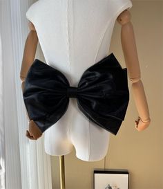 This bow comes in a variety of colors for you to choose from. If you would like to match the dress with a different color, please click on the link below, https://www.etsy.com/uk/listing/1625151188/organza-color-customization We will customize a unique bow for you to match your color preference. No matter which color you choose, this bow is sure to make your dress even more beautiful and eye-catching! Come and choose! Unique Bows, Wedding Sash Belt, Wedding Belts, Wedding Bows, Large Weddings, Dress With Bow, Wedding Accessories, Black