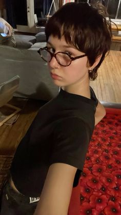 Women Short Hair Aesthetic, Painter Hairstyle, Pixie And Glasses, Short Bob Short Bangs, Pixie Haircut Glasses, Lara Adkins Hair, Pixie Haircut Outfit, Mod Cut Women, Pixie Cut Girl