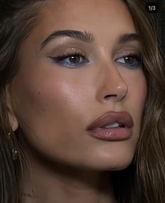 How To Shimmer Eyeshadow, Hailey Bieber Blue Eyeliner, Blue Eyeshadow For Blue Eyes, Coachella Make-up, Eras Makeup, Coachella Makeup, Hayley Bieber, Summer Makeup Looks