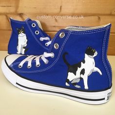 Hyper Royal High Top Converse hand painted with a black and white cat design. #converse #customshoes #cat #catlover #handpainted #customconverse #chucks #allstar #catart #sneakers #trainers Shoe Embroidery, Shoe Painting