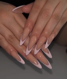 Simple Stiletto Nails, Belleza Aesthetic, Elegant Almond Nails, Trendy Almond Nails, Almond Acrylic Nails Designs, Long Almond Nails, Kutek Disney, Unghie Sfumate