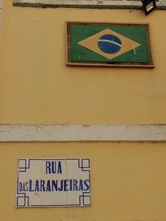 a sign on the side of a building that says rua larnuerias