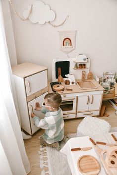 "The cooking play has nothing to do with gender and teaches children loads of important life skills. Let your little chef unleash talents and passions for cooking with this pretend play kitchen set! Ideal for imaginative role play, our kid's furniture is just a perfect size for a little cook. With a range of individual units (bake oven, cooking stove, kitchen cabinets, blackboard, etc.), each representing an essential element of the cooking process, all parts make an independent play and collabo Aesthetic Play Kitchen, Toddler Play Kitchen Area, Hearth And Hand Play Kitchen, Kitchen Play Area For Kids, Playroom Kitchen Area, Play Kitchen Set Up, Play Kitchen Playroom, Daycare Kitchen, Wood Play Kitchen