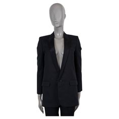 100% authentic Saint Laurent classic tuxedo blazer in black Grain de Poudre wool (100%). Features peak lapels in grosgrain and two flap pockets at the waist. Closes with a single button on the front and is lined in silk (100%). Has been worn and is in excellent condition. Measurements Model 395176 Tag Size 36 Size XS Shoulder Width 38cm (14.8in) Bust From 90cm (35.1in) Waist From 92cm (35.9in) Hips From 100cm (39in) Length 75cm (29.3in) Side Seam Length 50cm (19.5in) Sleeve Length 57cm (22.2in) Ysl Tuxedo, Gingham Coat, Saint Laurent Jacket, The North Face Puffer, Chanel Black And White, Classic Tuxedo, Lambskin Jacket, Tuxedo Blazer, Black Wool Coat