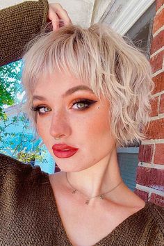 Kort Bob, Low Maintenance Hair, Bob Hairstyles For Fine Hair, Haircuts For Fine Hair, Short Blonde, Short Hair With Bangs, Short Hair Haircuts, Short Blonde Hair, Red Lipstick