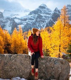 Hiking Outfit Fall Women, Hiking Fall Outfit, National Park Outfit Ideas, Cute Hiking Outfit Fall, Winter Hiking Outfit Women, Banff Hiking, Hiking Poses, What To Wear Hiking, Fall Hiking Outfit