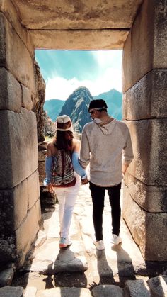 Rocks, sky, rocas, ruinas, cielo, machu picchu, Couple, pareja Machu Pichu Couple Photos, Peru Couple Pictures, Machu Pichu Outfits, Cuzco Peru Outfit, Outfits Cusco Peru, Cusco Peru Outfit, Machi Pichu