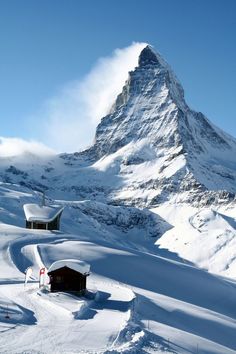 Ski slope with two small mountain cabins on the side and the Matterhorn Peak behind. Matterhorn Mountain, Mountain Landscape Photography, Luxury Ski Chalet, Winter Schnee, Luxury Ski, Winter Scenery, Swiss Alps, Winter Landscape