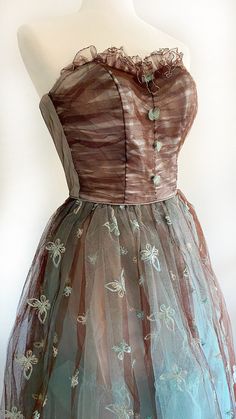 Excellent vintage condition. Fits modern size XS. Waist, 24 in. Bust 32 in. 1950s Fitted Prom Dresses, Vintage Floral Embroidery Evening Dress, 1950s Style Tea Length Vintage Dress For Party, Yule Ball Outfits, Vintage Prom Dresses 1950s, Pretty Gowns, 1950s Prom Dress, Dr Wardrobe, Prom Dress Inspo