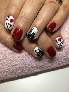 New York nails Cute Nails For New York, Nyc Christmas Nails, New York City Nails Designs, New York Nail Art, Nails For Nyc Trip, New York Christmas Nails, New York Nail Ideas, Ny Nails Design