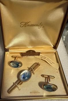 Wonderful vintage Krementz set. It includes cufflinks and tie clasp in original box. The set is 14k rolled gold overlay with genuine trout fly (silver doctor) embedded in acrylic. It is in excellent condition. Classic Engraved Jewelry For Business, Vintage 14k Stamped Jewelry For Formal Occasions, Formal Heirloom 14k Stamped Jewelry, Antique Adjustable Jewelry For Formal Occasions, Classic Gold Jewelry For Business, Classic Hallmarked Jewelry For Business, Vintage Engraved Jewelry For Formal Occasions, Classic Formal Jewelry With Hallmark, Formal Gold Jewelry With Box Clasp