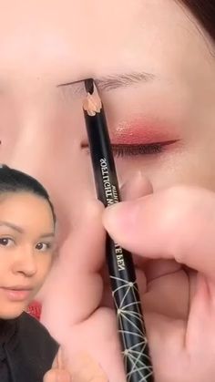 Okay, this is the easiest eye brow hack ever ✨🤌 #eyebrowhack #eyebrowtutorial #eyebrowtips #eyebrows Shaping Eyebrows For Beginners, How To Map Out Your Eyebrows, Eyebrow Hacks Shape Perfect Brows, How To Draw On Eyebrows, How To Do Brows For Beginners, Eye Brows Drawing, How To Fill In Eyebrows, Good Eyebrows, Eyebrow Tutorial Shaping